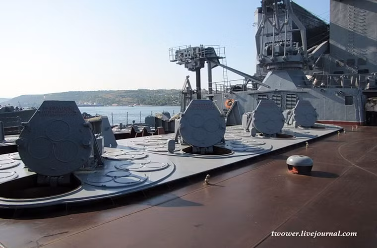 Thứ 6, các thủy thủ đoàn trên tàu Moskva hầu như được trang bị tất cả vật dụng thiết yếu cho một hành trình dài ngày tren biển như một trung tâm hội nghị, đài phát thanh, một trung tâm y tế, thư viện, phòng chiếu phim, phòng giặt là, lò nướng bánh mì cỡ lớn, salon tóc, phòng tập thể dục và thậm chí có cả phòng tắm hơi. Nói một cách khác nó gần như là một thành phố nổi trên biển.