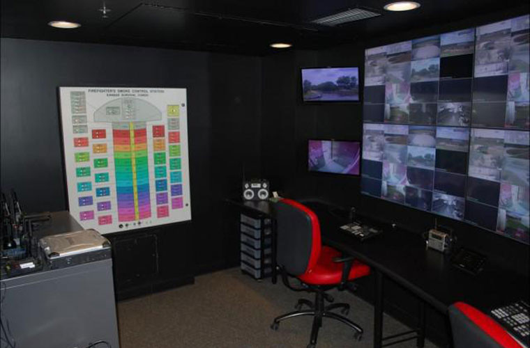 Phòng điều hành chung cư, trong này có bản đồ phác họa toàn bộ khách sạn, cùng với rất nhiều màn hình hiển thị.