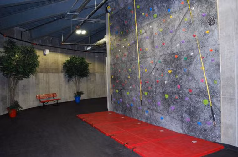 Hành lang bên trong chung cư.