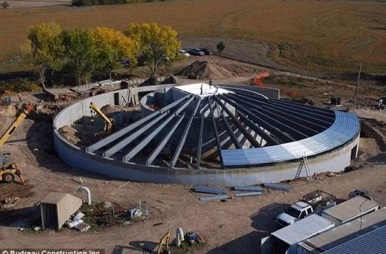 Cửa giếng phóng tên lửa đạn đạo được tháo bỏ và thay bằng mái vòm.