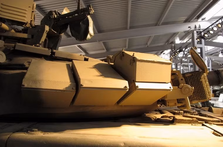 Toàn bộ hệ thống của Shtora-1 hai thiết bị gây nhiễu hồng ngoại được đặt phía trước tháp pháo, 4 thiết bị cảnh báo laser và hệ thống ống phóng lựu đạn khói và một một trung tâm xử lý bằng máy tính.