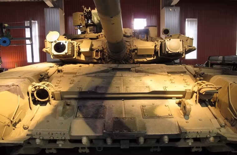 Trong giai đoạn từ năm 2001-2010, T-90 trở thành dòng xe tăng chiến đấu chủ lực bán chạy nhất trên thế giới. Giá trị của một chiếc T-90 trong giai đoạn từ 1999 đến 2011 là từ 2,5 triệu USD cho đến 4,25 triệu USD tùy thuộc vào biến thể. Và hiện nay biến thể T-90 có giá thành cao nhất là T-90MS có giá hơn 4.5 triệu USD.