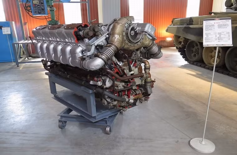 Một lý do khác tạo nên sức mạnh của T-90A là hệ thống động cơ diesel V-92S2 12-cyl có công suất 950 mã lực, do đó dù có trọng lượng hơn 50 tấn nhưng T-90A vẫn có thể dễ dàng di chuyển với vận tốc tối đa 60km/h.