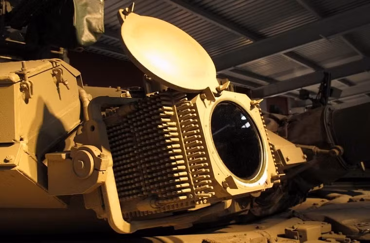 T-90 cũng là dòng xe tăng chiến đấu đầu tiên của Nga được trang bị hệ thống Shtora-1, nhiệm vụ chính của hệ thống phòng vệ này là vô hiệu hóa đầu dẫn bằng laser của các loại tên lửa chống tăng của đối phương.