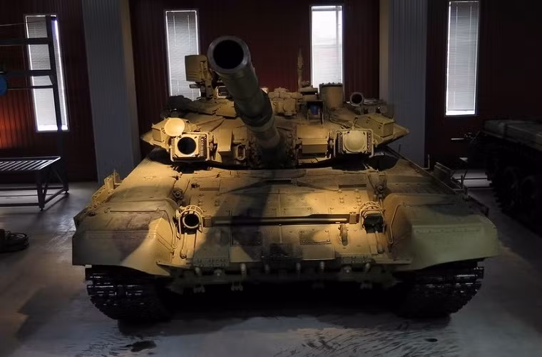 Tính tới hiện tại, Quân đội Nga đang sở hữu ít nhất 550 chiếc T-90 với nhiều biến thể khác nhau cùng với đó là hàng ngàn chiếc T-72 tạo nên bộ đôi “nắm đấm thép” cho các đơn vị bộ binh cơ giới của Quân đội Nga.