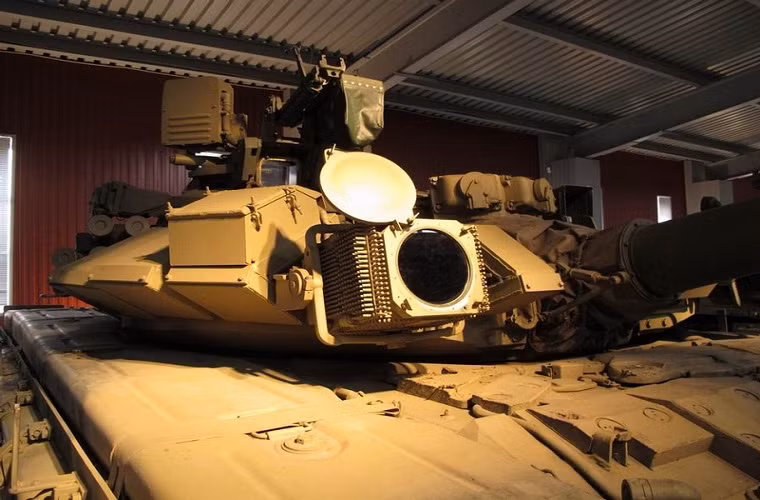 Về hệ thống vũ khí phụ, T-90A được trang bị thêm một súng máy phòng không 12.7mm và một súng máy đồng trục 7.62mm. T-90A được trang bị hệ thống giáp bảo vệ ba lớp gồm lớp giáp bảo vệ bằng vật liệu siêu nhẹ, lớp giáp thứ hai là giáp phản ứng nổ ERA thế hệ thứ 2 Kontakt-5 và sau cùng hệ thống phòng vệ chủ động Shtora-1.