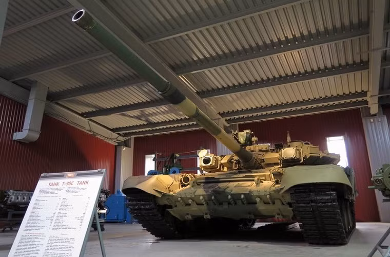 Ngoài Nga, hiện tại Ấn Độ là quốc gia sở hữu số lượng T-90 nhiều thứ hai trên thế giới với số lượng lên tới hơn 860 chiếc. Không dừng lại đó nước này đang có kế hoạch nội địa hóa dòng xe tăng chiến đấu chủ lực này theo giấy phép của Nga.