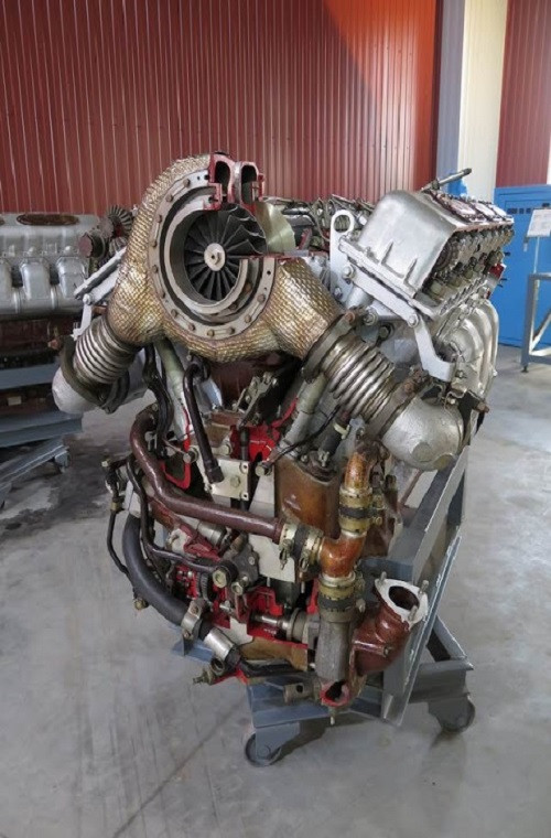 Tổng trọng lượng của động cơ V-92S2 12-cyl là hơn 1 tấn và có được thiết kế để có thể dễ dàng sửa chữa và thay thế trên chiến trường.