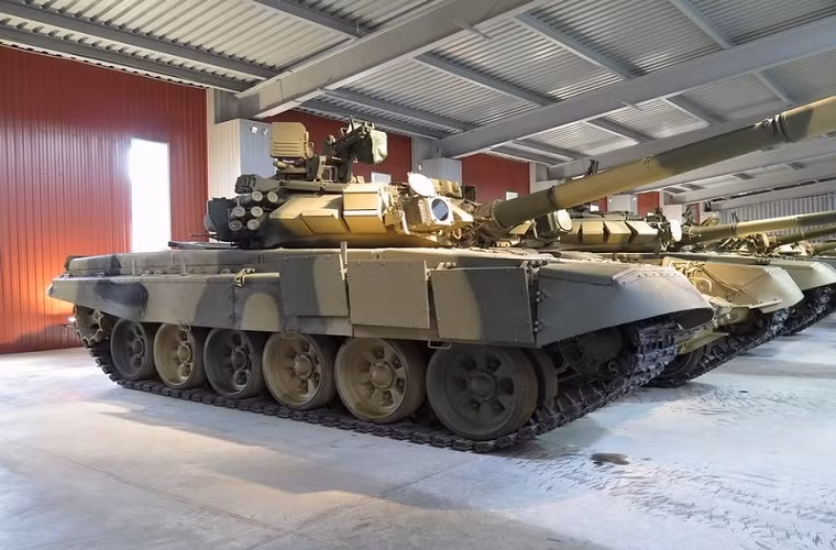 Xe tăng T-90 sở hữu thiết kế tương tự như các dòng xe tăng chiến đấu chủ lực từng được Liên Xô chế tạo trước đây với vị trí được bố trí phía trước và có kíp chiến đấu gồm 3 binh sĩ nhờ được tự động hóa một số bộ phận nhất là hệ thống nạp đạn tự động.