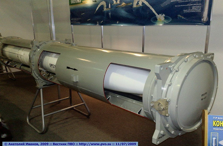 Tổ hợp phòng không Buk-M3 được trang bị một hệ thống dẫn đường vô tuyến và radar chủ động, cùng với đó là các tên lửa đất đối không 9M317M (ảnh) hoàn toàn mới với cơ chế “bắn và quên”. Nó có thể theo dõi tới 36 mục tiêu cùng một lúc và tỷ lệ bắn hạ các mục tiêu như máy bay chiến đấu lên tới hơn 90%.