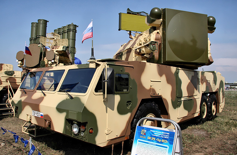 Bên cạnh Buk-M3, kho vũ khí Lục quân Nga còn có tổ hợp phòng không Tor-M2 cũng được xếp hạng nguy hiểm, Các biến thể Tor-M2 được Quân đội Nga đưa vào trang bị từ năm 2008 có khả năng hoạt động ngay cả trong môi trường tác chiến điện tử và là tổ hợp phòng không tầm thấp hiệu quả nhất của Nga hiện nay.