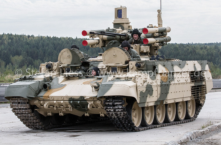 Tuy T-90 không lọt vào top vũ khí nguy hiểm Lục quân Nga do IR đánh giá, nhưng BMPT-72 - xe chiến đấu hỗ trợ tăng "kẻ hủy diệt" lại là thứ vũ khí được đánh giá rất cao. Đây là phương tiện chiến đấu độc đáo của Quân đội Nga được phát triển đi kèm đội hình xe tăng tấn công mục tiêu ẩn núp với pháo bắn nhanh, tiêu diệt xe tăng địch ở tầm xa. Ảnh: Phiên bản ban đầu của BMPT-72.