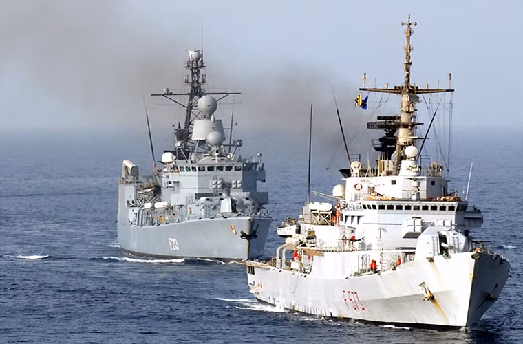 Dù sở hữu kho vũ khí khá đồ sộ nhưng F213 Augsburg vẫn chưa chính thức tham chiến bất cứ cuộc chiến nào. Nó được trang bị một hải pháo OTO-Melara 76mm, hệ thống phòng không trên hạm gồm có Sea Sparrow và RIM-116 RAM, tên lửa chống hạm Harpoon và hệ thống ống phóng ngư lôi Mark 32 324mm với các dòng ngư lôi như DM4A1 hoặc Mark 46.