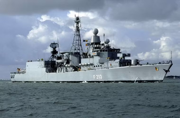 Tàu hộ vệ F213 Augsburg được Hải quân Đức đưa vào trang bị từ năm 1989. Dù đóng vai trò chính là săn tàu ngầm, tuy nhiên nó vẫn đáp ứng được nhiệm vụ phòng không và chống tàu mặt nước.