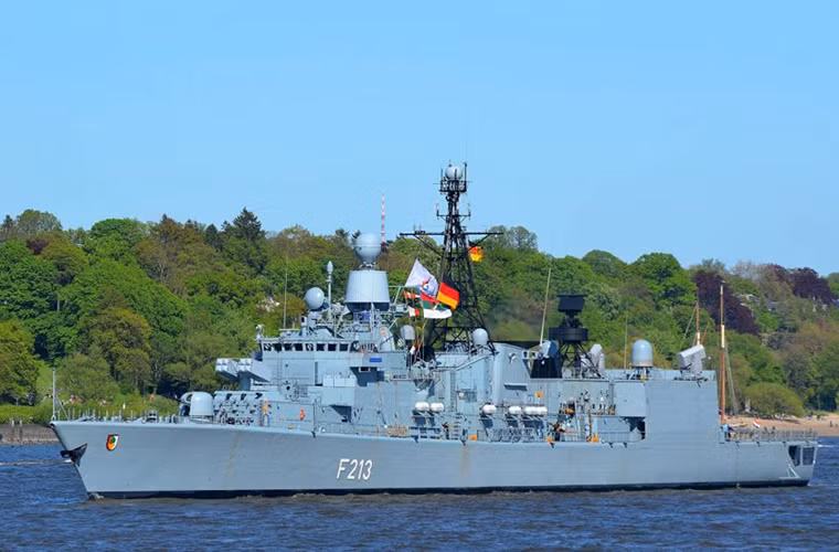 F213 Augsburg có lượng giãn nước tối đa là 3.680 tấn dài hơn 130m và được trang bị 2 động cơ tuabin khí General Electric LM2500 có công suất 51.000 mã lực. Nó có thể di chuyển với vận tốc tối đa là 32 hải lý/giờ và có phạm vi hoạt động là 7.400km.