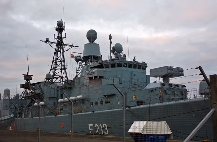 Hệ thống trang thiết bị điện tử của tàu F213 Augsburg gồm hệ thống radar giám sát 3D EADS TRS-3D, hệ thống tìm kiếm mục tiêu và điều khiển hỏa lực WM 25, hệ thống radar điều khiển hỏa lực Thales Nederland STIR 180 và hệ thống định vị thủy âm STN Atlas DSQS-23BZ.