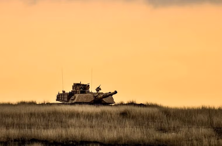 Một chiếc M1 Abram của Mỹ dưới hoàng hôn cuối buổi tập trận.