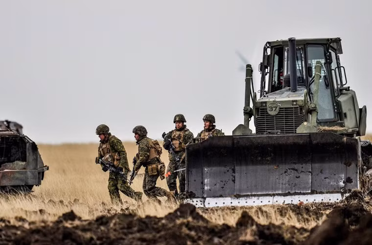 Trong năm 2015, Quân đội Mỹ cũng đã triển khai một số lượng lớn binh sĩ đến tham gia tập trận tại một số nước Đông Âu bất chấp sự quan ngại từ Nga trong đó có Romania.