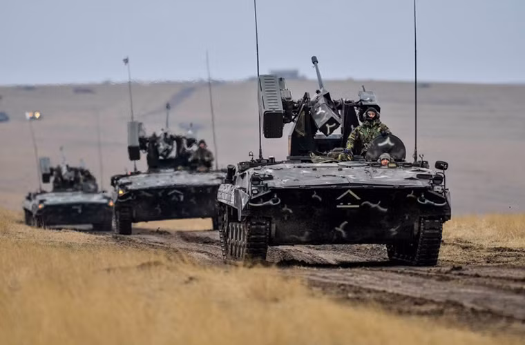 Dàn xe chiến đấu bộ binh MLI-84M của Quân đội Romania trên đường hành quân đến điểm tập kết.