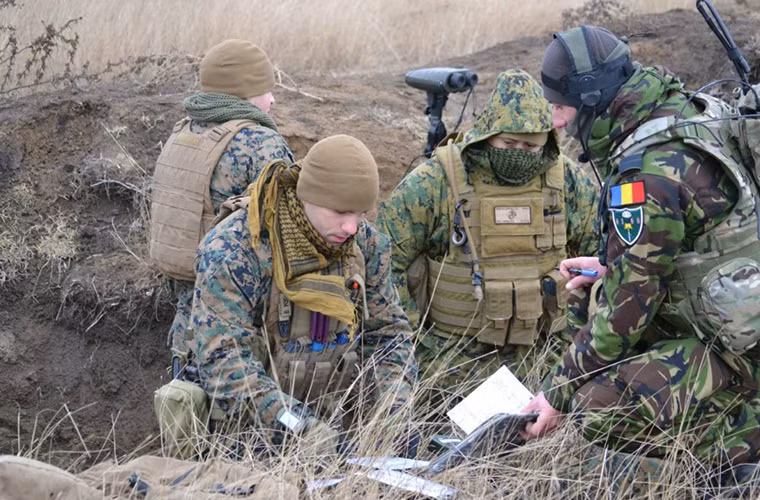 Trong ảnh là Lính thủy Đánh bộ Mỹ và các binh sĩ Romania trong đợt tập trận gần đây.