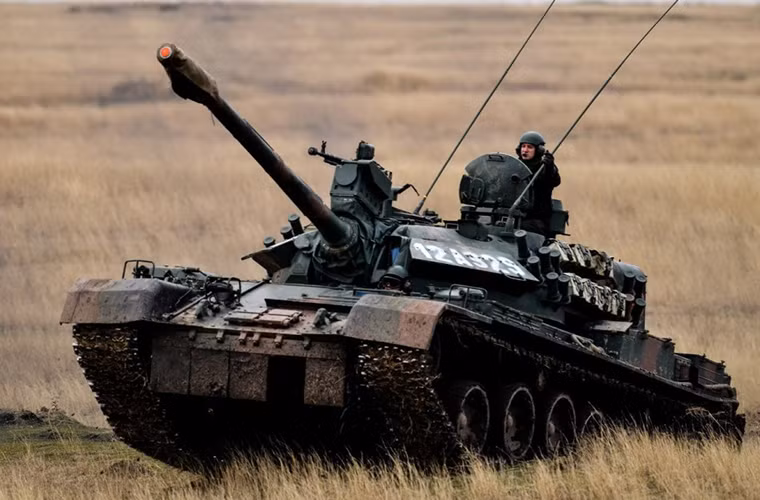 Dù là một quốc gia thành viên trong khối quân sự NATO nhưng Romania lại sử dụng khá nhiều loại vũ khí có nguồn gốc do Liên Xô chế tạo điển hình như TR-85 và MLI-84M.