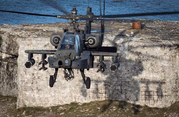 Cận cảnh trực thăng tấn công Apache AH-64D của Mỹ tập trận tại Romania.