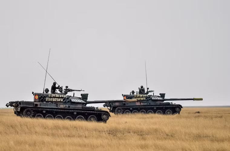 Trong khi đó những chiếc TR-85 vẫn sở hữu thiết kế khung gầm cơ bản gần giống như T-55, tuy nhiên thiết kế tháp pháo của nó được thay đổi với hệ thống giáp bảo vệ mới. Ngoài ra TR-85 cũng được nâng cấp hệ thống vũ khí chính cũng như động cơ diesel mới theo tiêu chuẩn của NATO.