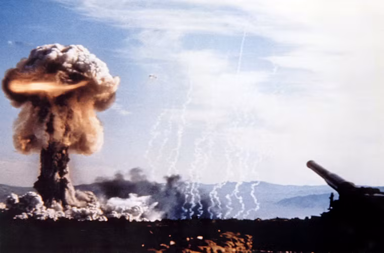 Sau Chiến tranh Thế giới thứ II cả thế giới dường như bước vào cuộc đua vũ khí nguyên tử và dĩ nhiên ý tưởng về một loại pháo có thể triển khai được đạn hạt nhân chiến thuật là điều bất cứ quân đội nào trên thế giới lúc đó đều muốn có. Các loại siêu pháo hạt nhân cũng được xem là biểu tượng của thời kỳ Chiến tranh Lạnh, khi mà cả Mỹ và Nga lúc đó đều sở hữu loại pháo hủy diệt này.