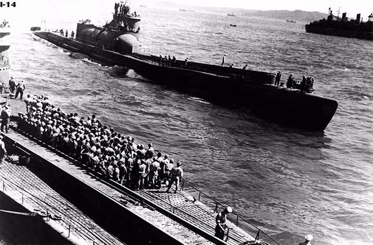 Trong Chiến tranh Thế giới thứ II, người Nhật cũng có những ý tưởng chế tạo vũ khí quái dị dành cho riêng mình. Một trong số đó là tàu ngầm lai tàu sân bay lớp Sen Toku I-400. I-400 thể hiện rõ nét chiến lược quân sự của Hải quân Nhật Bản lúc đó khi họ cố gắng tìm cách tấn công nước Mỹ từ xa, khi mà Nhật Bản đã mất đi yếu tố bất ngờ ở trận Trân Châu Cảng.