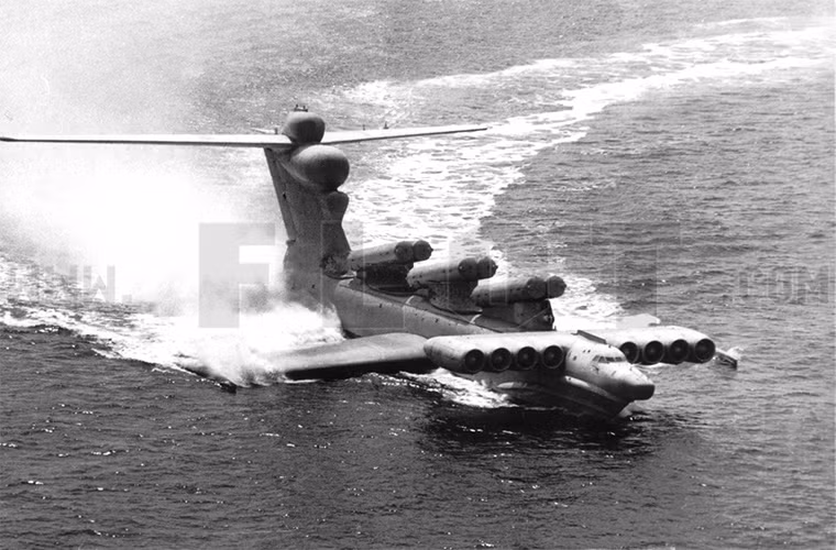 Trong Chiến tranh Lạnh, Liên Xô luôn là quốc gia đi đầu trong việc phát triển công nghệ vũ khí mới và một trong những số đó là dòng phương tiện bay hiệu ứng mặt đất Ekranoplane. Ekranoplane còn được mệnh danh là “quái vật” trên biển do thiết kế kỳ lạ của nó, tuy nhiên tính ứng dụng của loại phương tiên lai thủy phi cơ và tàu khí đệm này vẫn chưa được chứng minh nhiều.