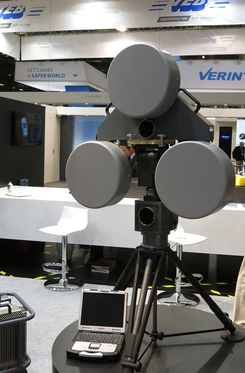 Hãng công nghệ Counterbomber Technologies mang đến triển lãm lần này mẫu radar có khả năng phát hiện ra các thiết bị gây nổ từ khoảng cách hàng chục mét. Mẫu radar này phù hợp với các địa điểm kiểm tra an ninh hoặc khu vực bảo vệ đặc biệt trước mối đe dọa khủng bố.