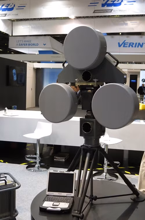 Hãng công nghệ Counterbomber Technologies mang đến triển lãm lần này mẫu radar có khả năng phát hiện ra các thiết bị gây nổ từ khoảng cách hàng chục mét. Mẫu radar này phù hợp với các địa điểm kiểm tra an ninh hoặc khu vực bảo vệ đặc biệt trước mối đe dọa khủng bố.