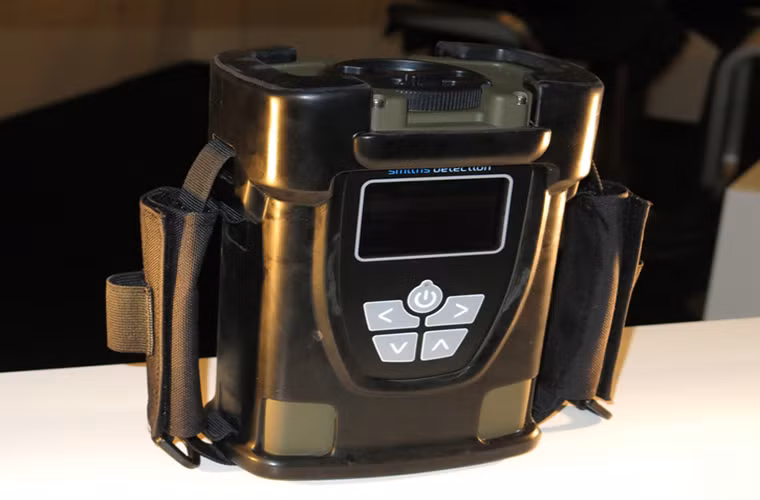 Trong khi đó hãng Smith Detection lại giới thiệu mẫu thiết bị cầm tay có khả năng phát hiện dấu vết thuốc nổ đối với mọi đối tượng từng tiếp xúc với nó.