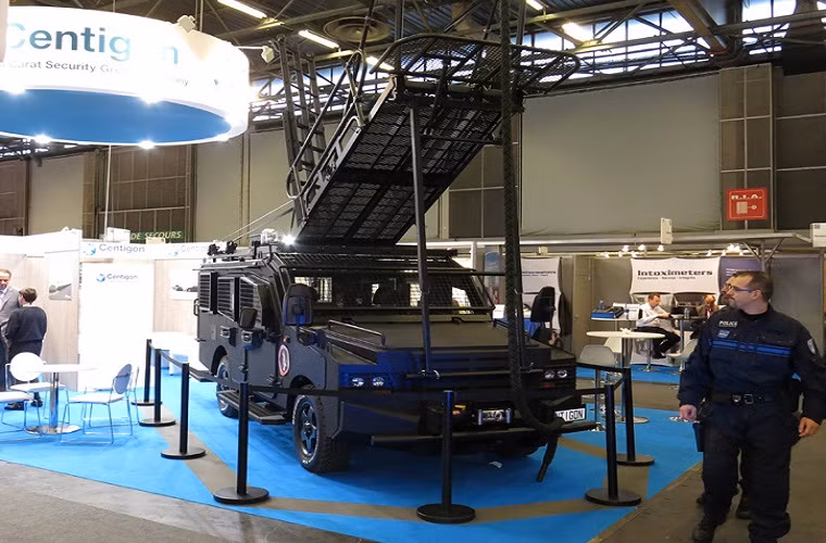 Theo tờ Defense-Update, triển lãm công nghệ an ninh Milipol-2015 là một trong những triển lãm giới thiệu các loại vũ khí chống khủng bố và các mục đích khác lớn nhất châu Âu. Trong ảnh là mẫu xe bọc thép tấn công Wolverine do công ty quốc phòng Carat chế tạo với hệ thống thanh nâng dành cho lực lượng đặc biệt tấn công các tòa nhà cao tầng.