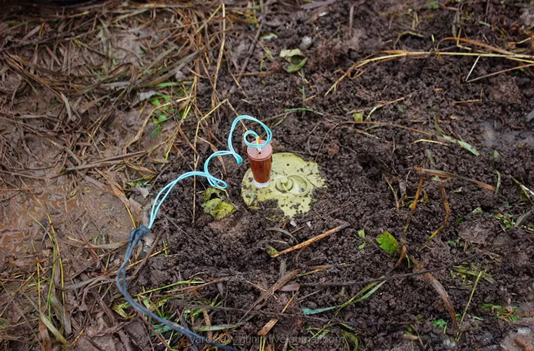 Phần còn lại của một quả mìn chống tăng được chôn dưới đất, nó có sức công phá đủ sức vô hiệu hóa mọi loại xe tăng.