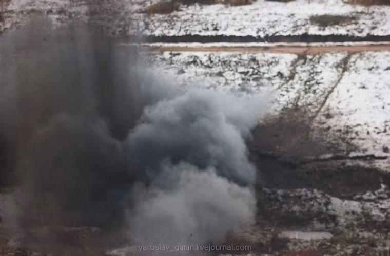 Toàn bộ mặt đất bị thổi tung sau khi 25kg TNT được kích nổ.