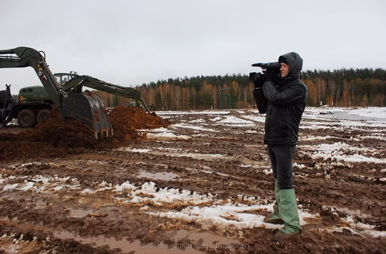 Hình ảnh tại căn cứ huấn luyện ở Lyskovskoy giống như một công trường xây dựng quy mô lớn với hàng chục phương tiện cơ giới khác nhau.