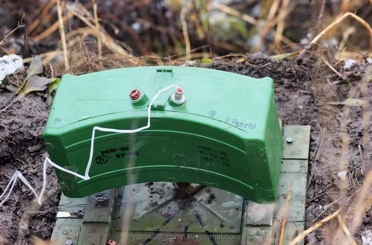 Một quả mìn định hướng được cài đặt trong buổi huấn luyện, nó có thể được sử dụng để chống lại lực lượng bộ binh hay cơ giới hạng nhẹ của đối phương.