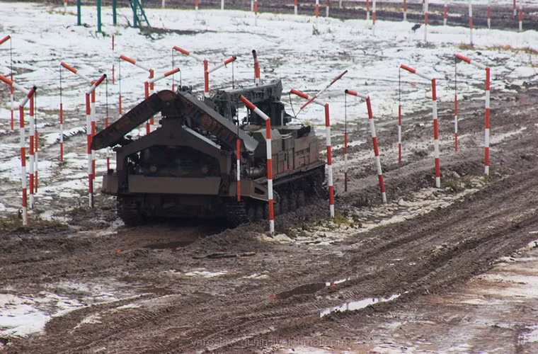 Đối với bất cứ tân binh nào thuộc lực lượng Công binh Nga khi phải lái một cỗ máy khổng lồ như xe bọc thép công binh IMR qua lớp rào chắn huấn luyện là điều không hề dễ dàng.