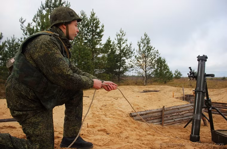 Mặc dù là lực lượng công binh và ít tham gia chiến đấu trực tiếp nhưng các binh sĩ Công binh Nga vẫn được huấn luyện sử dụng các pháo cối.
