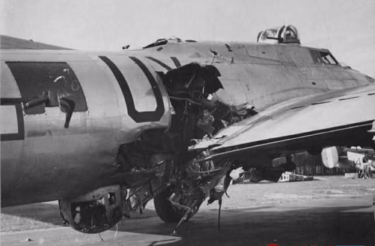 Phần thân máy bay tiếp nối với cánh chính bị vỡ nát nhưng chiếc B-17 này vẫn về tới "nhà".