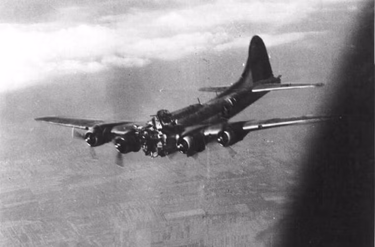 Tất nhiên, không phải lúc nào "thần may mắn" cũng đứng cạnh B-17 - khoảnh khắc kinh hoàng chiếc B-17 bị bay đầu, dù động cơ vẫn hoạt động nhưng máy bay đang trên đà lao xuống đất.