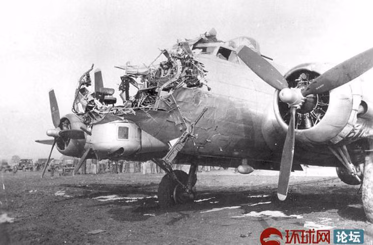  Máy bay ném bom B-17 Flying Fortress của Không quân Mỹ xứng đáng là máy bay "may mắn" nhất lịch sử chiến tranh. Trong số hàng trăm nghìn phi vụ không kích, B-17 dù bị vỡ nát đầu, thân, cánh nhưng lại vẫn có thể bay trở về căn cứ an toàn. Trong ảnh, chiếc B-17 số hiệu 43-38172 bị pháo Đức bắn nát phần mũi nhưng vẫn lết được về căn cứ, đáng tiếc là sĩ quan ném bom đã thiệt mạng.