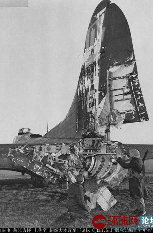 Đuôi máy bay B-17 bị pháo phòng không bắn nát, giết chết xạ thủ đuôi.