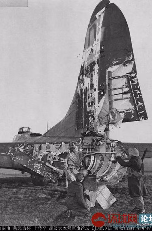 Đuôi máy bay B-17 bị pháo phòng không bắn nát, giết chết xạ thủ đuôi.