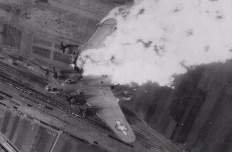 Chiếc B-17 bốc cháy dữ dội trên không sau khi bị bắn trúng thùng nhiên liệu.
