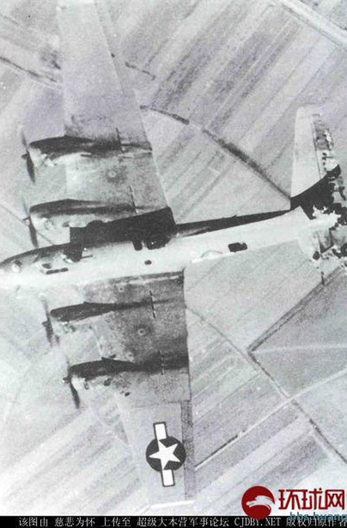 Còn đây, chính B-17 này bị mất cánh đuôi ngang bên trái nhưng vẫn hoạt động ổn định.