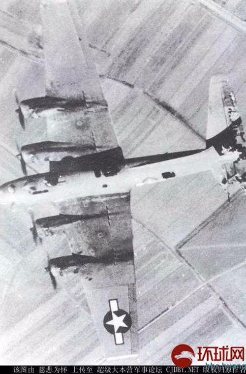 Còn đây, chính B-17 này bị mất cánh đuôi ngang bên trái nhưng vẫn hoạt động ổn định.