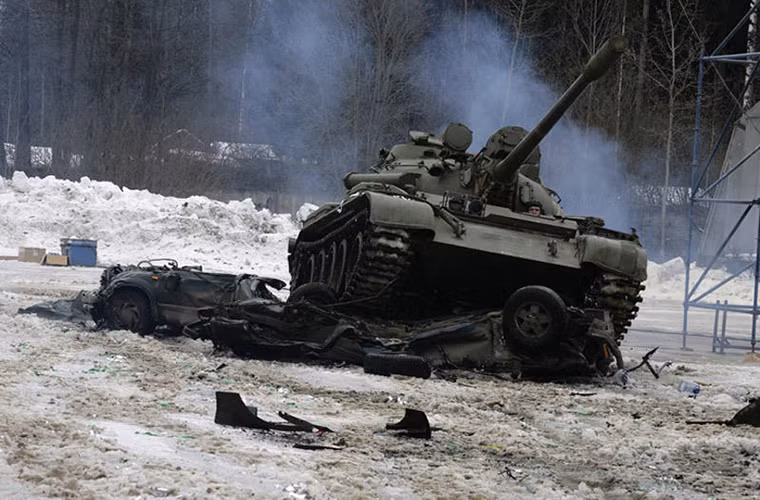 Ngoài mục đích giải trí, ở Nga, xe tăng cũng có thể được sử dụng để phá dỡ các loại xe hơi cũ đã hết niên hạn sử dụng.