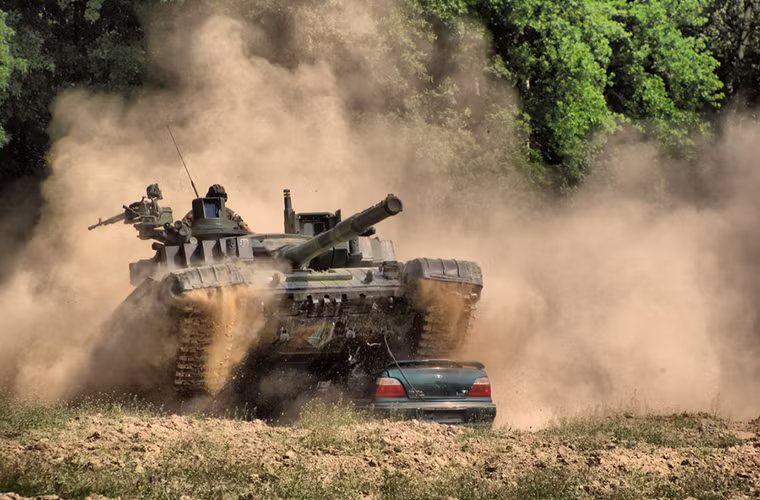 Hình ảnh một chiếc T-72 tăng tốc đè nát một chiếc xe hơi.